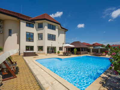 Vilă 14 camere, 1.357 mp, teren 3.718 mp, piscină, teren tenis, grădină superbă