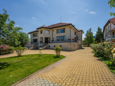 Vilă tip resort în Băneasa – 2 piscine& teren tenis, alei pline de flori
