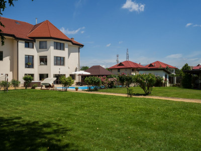 Vilă tip resort în Băneasa – 2 piscine, teren minifotbal, alei pline de flori