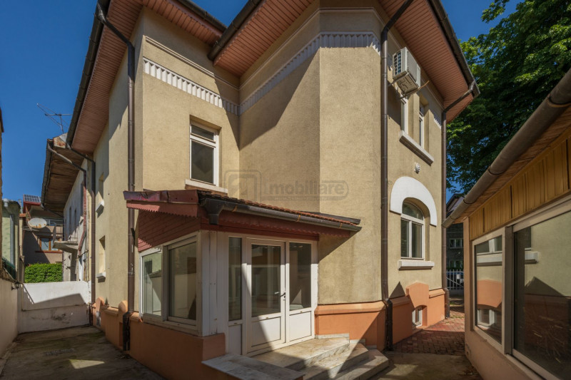 Vila cu arhitectură distinctă, 7 camere, renovată, într-o locație exclusivista