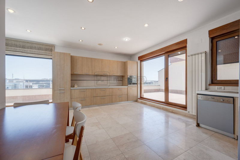 Herastrau – Penthouse 482 mp, 5 camere, lift privat, terasă 195 mp