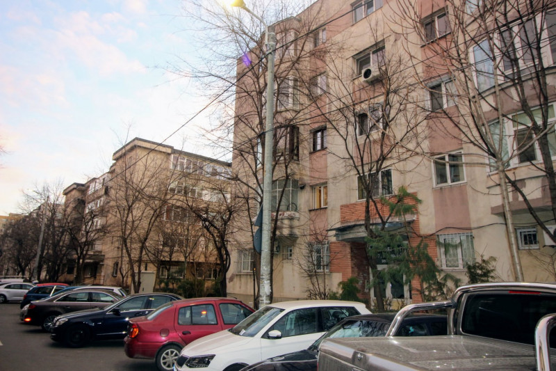 Barbu Vacarescu, ap.2 camere, 62 mp, parter inalt/ 4, bloc 1996, renovat/mobilat